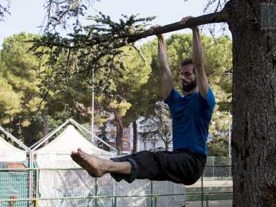 Poi si sposta su un albero, dove esibisce alcune mosse pi� suggestive. Con un salto si appende su un ramo effettuando poi una �side swing�, cio� una oscillazione in avanti e indietro fino a rimanere sospeso con il busto e le gambe a formare un angolo di 90 gradi